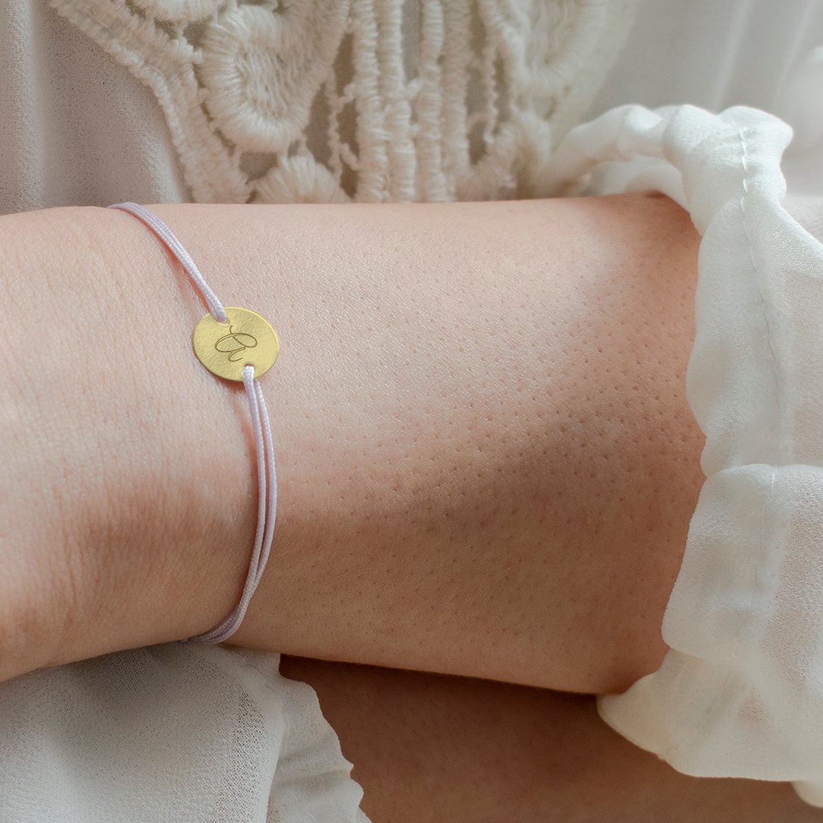 Personalisiertes Armband mit Kordel – 10-mm-Münze – 14-karätiges Gold – Modell „Initiale 3“