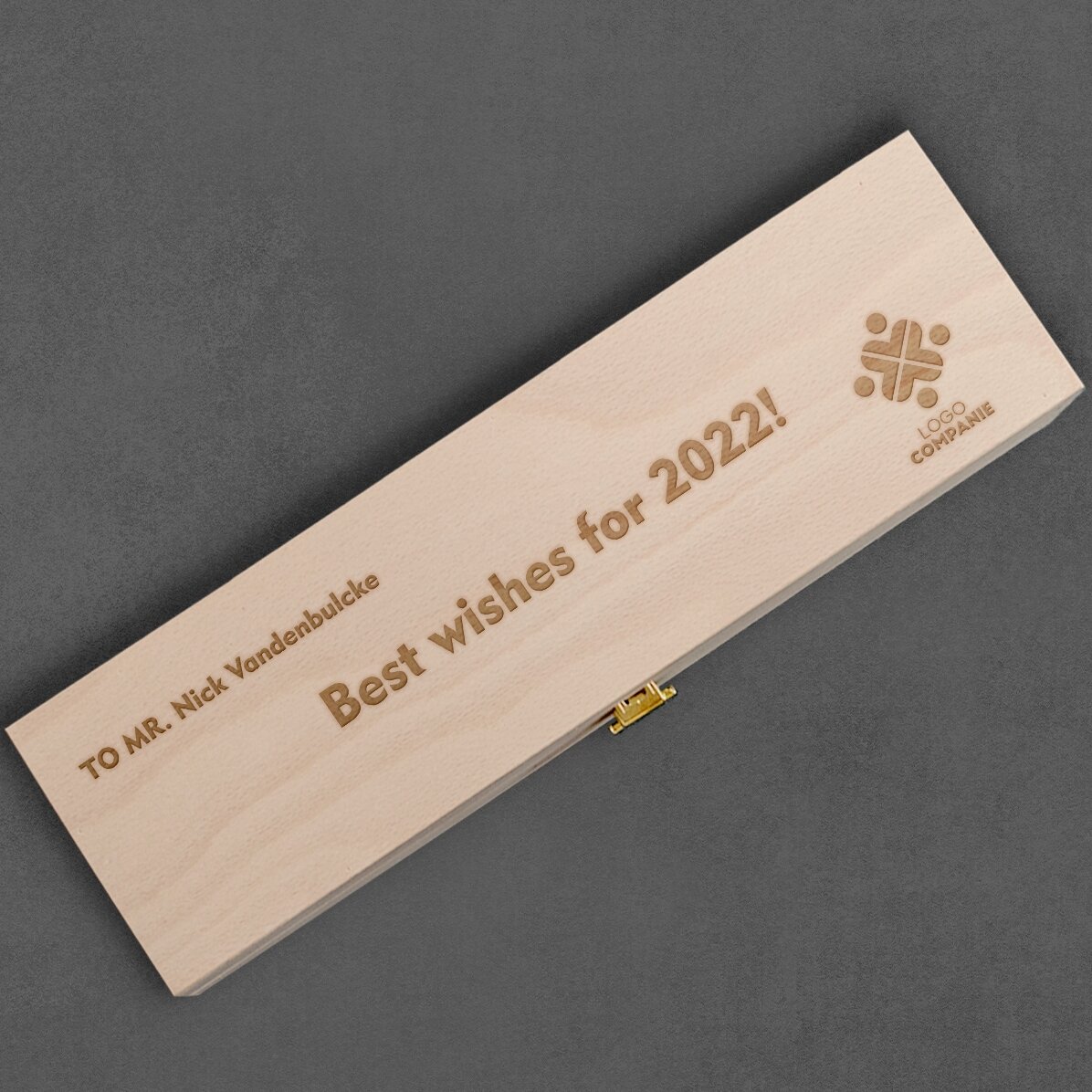 Personalisierte Weinkiste mit Logo und Botschaft