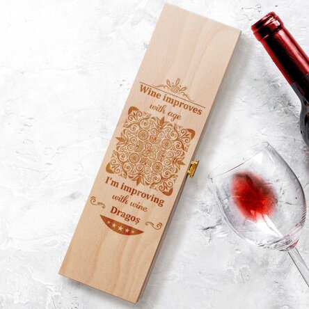 Personalisierte Weinkiste mit Text – „Improving with wine“