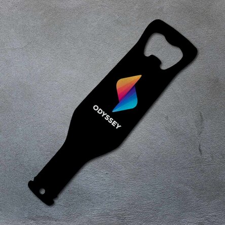 Personalisierter Bieröffner in Flaschenform mit Logo – farbiger Hintergrund