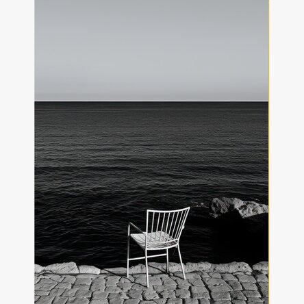 Poster: Ein einsamer Stuhl am Meer