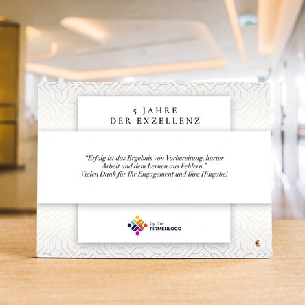 Personalisierter Fotorahmen für den Schreibtisch mit Logo und Text – Markenjubiläum (Weiß)