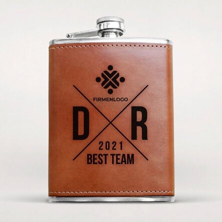 Mit Leder bezogene Taschenflasche, individuell mit Logo und Initialen versehen