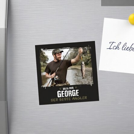 Individuell gestalteter Magnet 10x10 mit Foto und Text – Der beste Angler