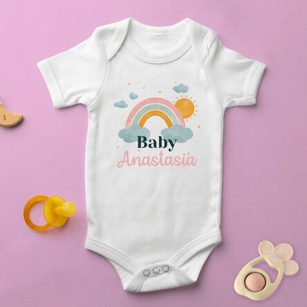 Personalisierter Baby-Body mit Namen – Regenbogen