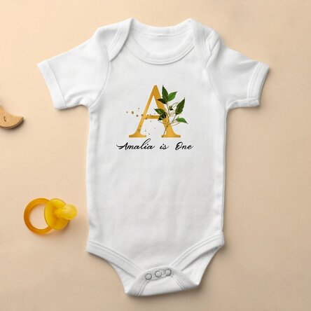 Personalisierter Baby-Body mit Initiale und Botschaft
