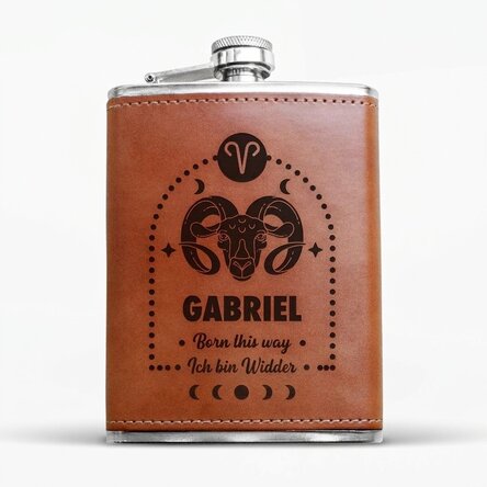 Mit Leder ummantelte Taschenflasche, individuell mit Text und Sternzeichen – Widder – gestaltet