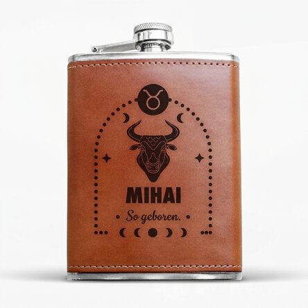 Taschenflasche mit Lederbezug, individuell gestaltet mit Text und Sternzeichen – Stier