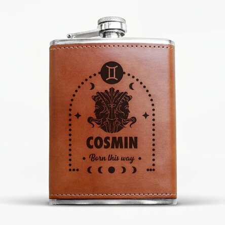 Mit Leder ummantelte Taschenflasche, individuell gestaltet mit Text und Sternzeichen – Zwillinge