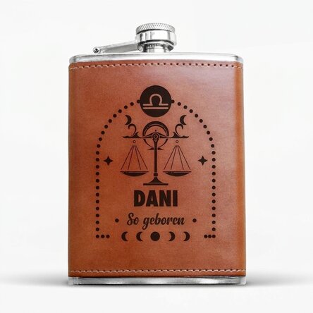 Mit Leder ummantelte Taschenflasche, individuell mit Text und Sternzeichen bedruckt – Waage