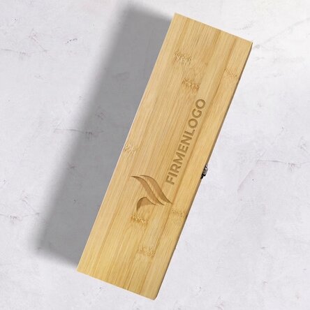 Weinkiste aus Bambus mit Zubehör, personalisiert mit einem Logo im Querformat
