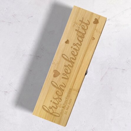 Weinkiste aus Bambus mit Zubehör, individuell gestaltet mit der Aufschrift „Just Married“