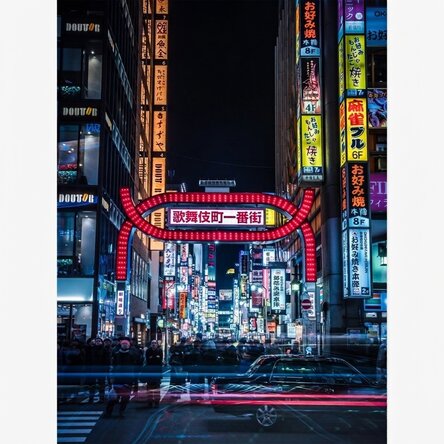 Poster: Beleuchtete Straße in Tokio, Japan