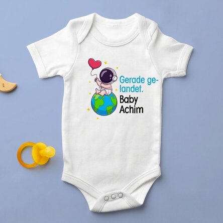 Personalisierter Baby-Body mit Aufdruck – Just landed