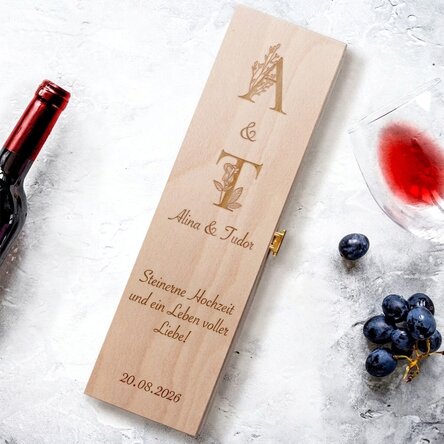 Personalisierte Weinkiste mit Text und Initialen – Floral