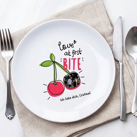 Personalisierter Teller mit Foto und Text – Love at first bite