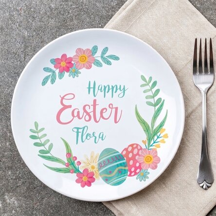 Personalisierter Teller mit der Aufschrift „Happy Easter!“
