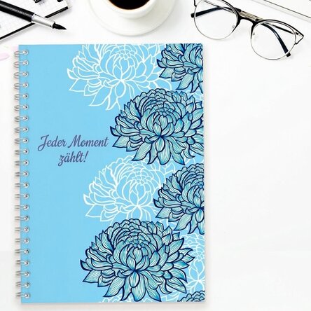 Personalisiertes Notizbuch mit dem Schriftzug „Every moment matters!“