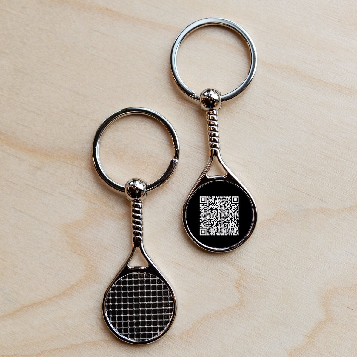 Personalisierter Schlüsselanhänger in Form eines Tennisballs mit QR-Code – Kontakt hinzufügen