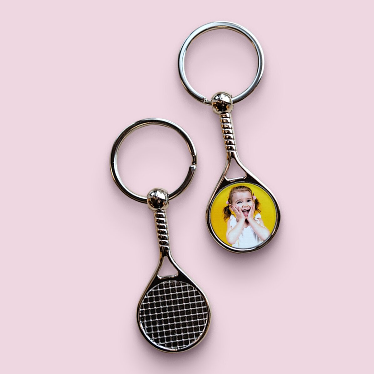 Schlüsselanhänger in Form eines Tennisballes, individuell mit Foto gestaltet – Happy