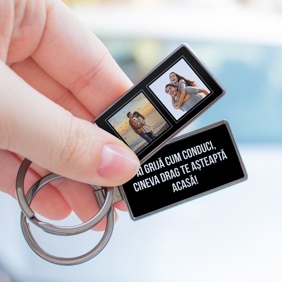 Personalisierter Schlüsselanhänger mit zwei quadratischen Fotos und Text