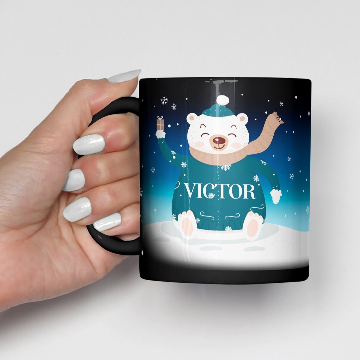 Personalisierte schwarze Tasse mit deinem Namen und einem Text – Happy Bear
