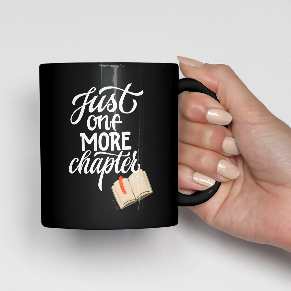 Personalisierte schwarze Tasse mit Text und deinem Namen – One more chapter