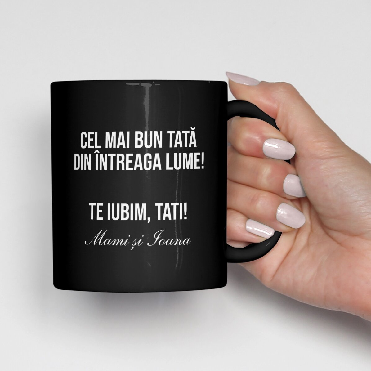 Personalisierte schwarze Tasse mit Text