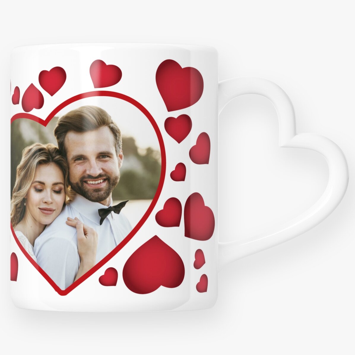 Personalisierter Becher mit Herzchen und einem Foto – Modell mit herzförmigem Henkel