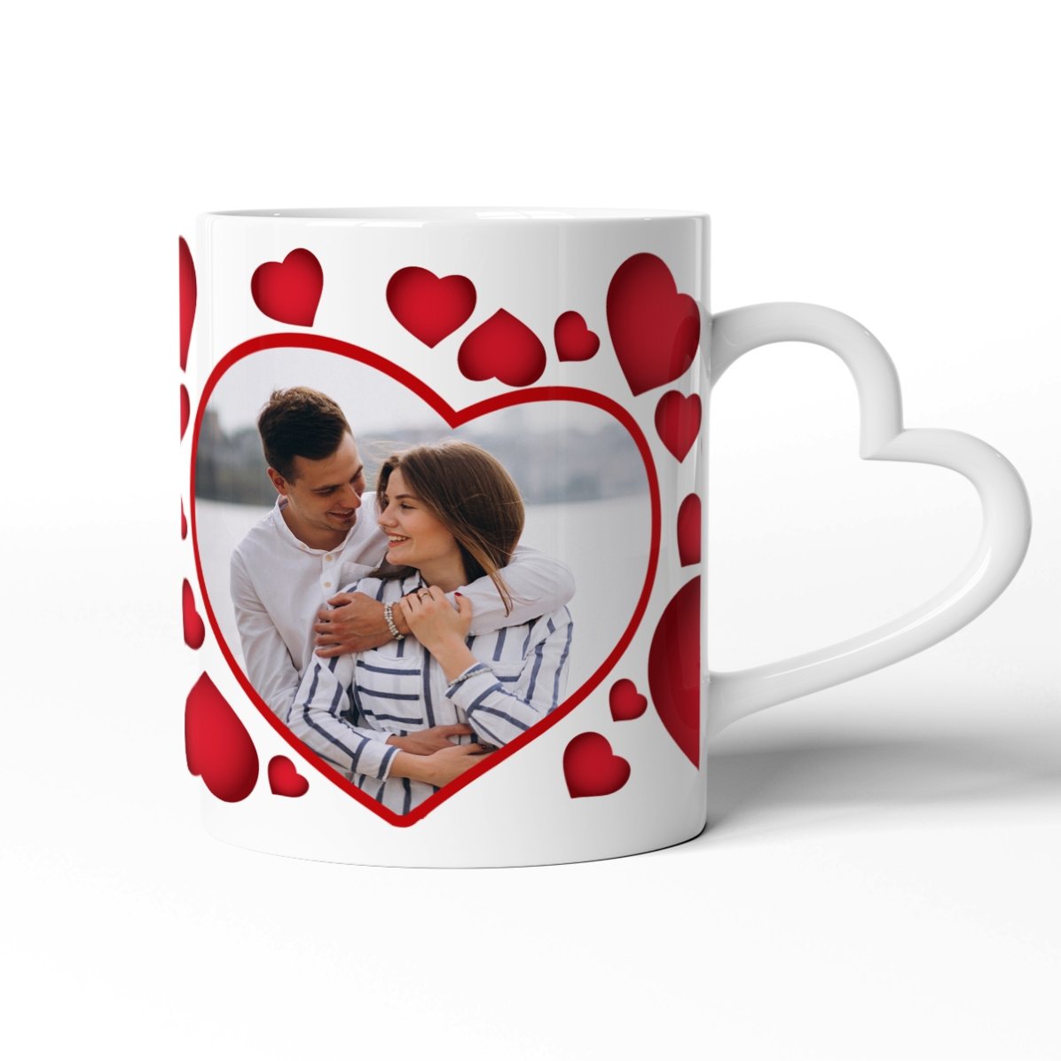 Personalisierter Becher mit Herzchen und einem Foto – Modell mit herzförmigem Henkel