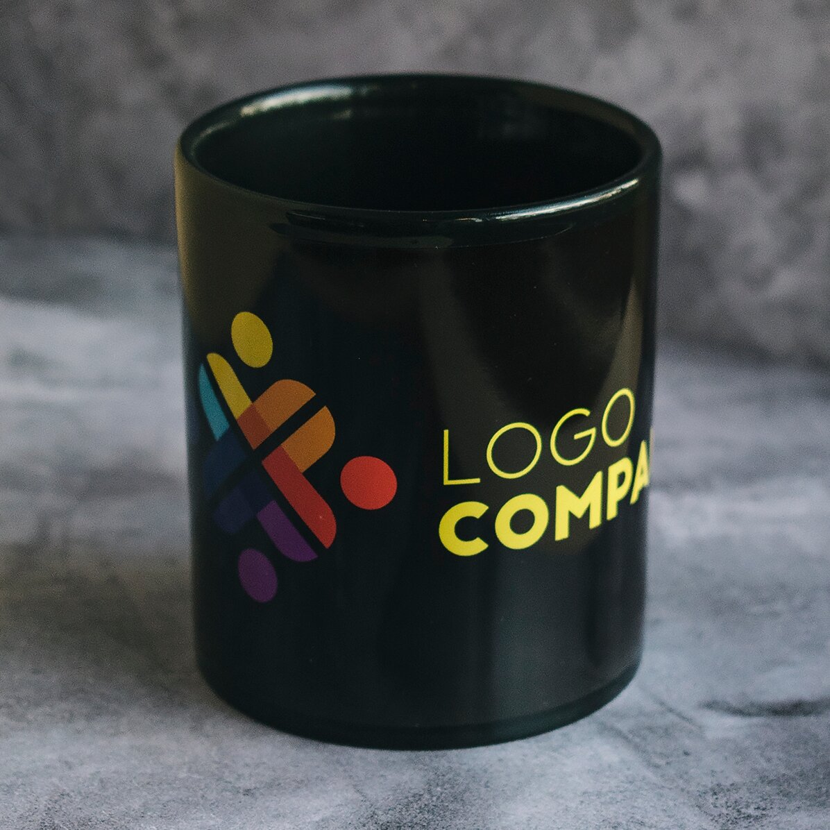 Personalisierte Tasse mit Logo auf schwarzem Hintergrund