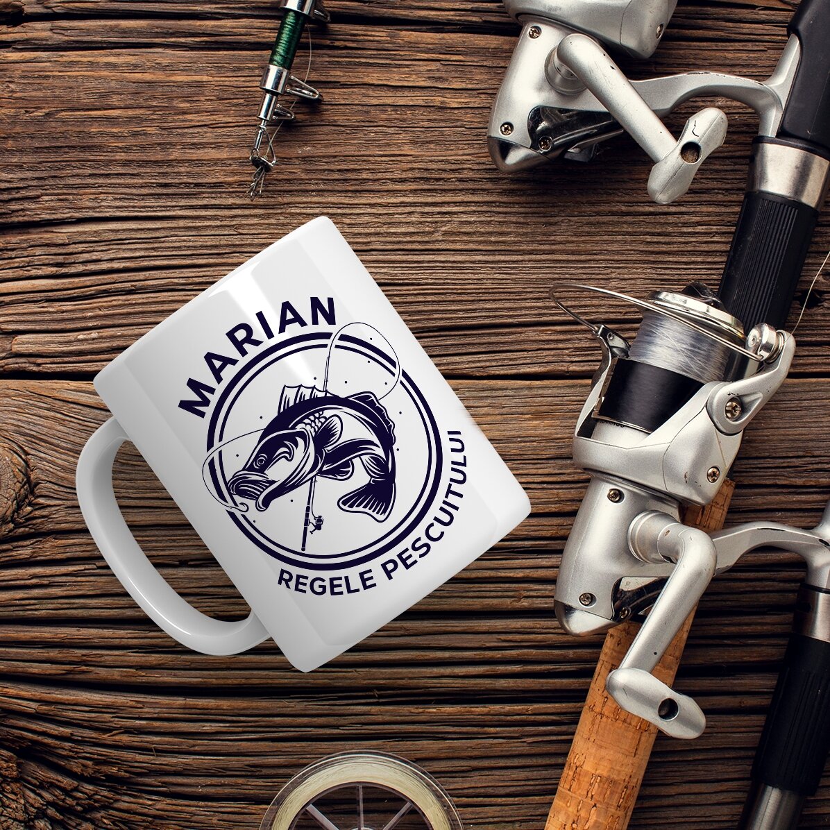Personalisierte Tasse mit Text und Namen – Der König des Angelns