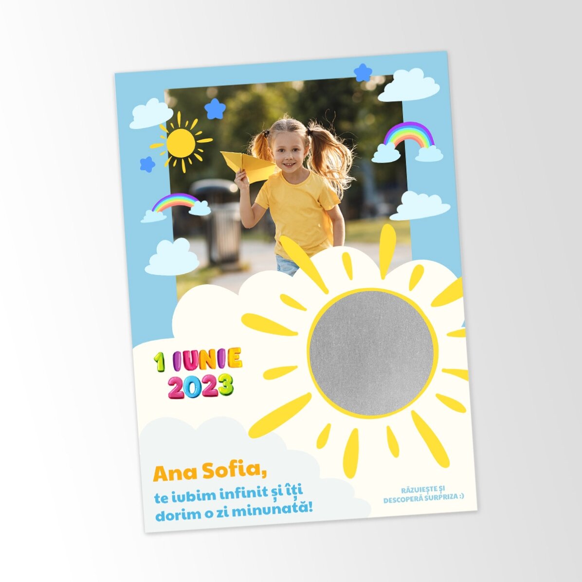 Individuell gestaltete Rubbelkarte mit Foto und Botschaft für Kinder zum 1. Juni