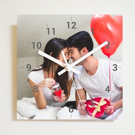 Individuell gestaltete quadratische Uhr mit einem Foto und Ziffern