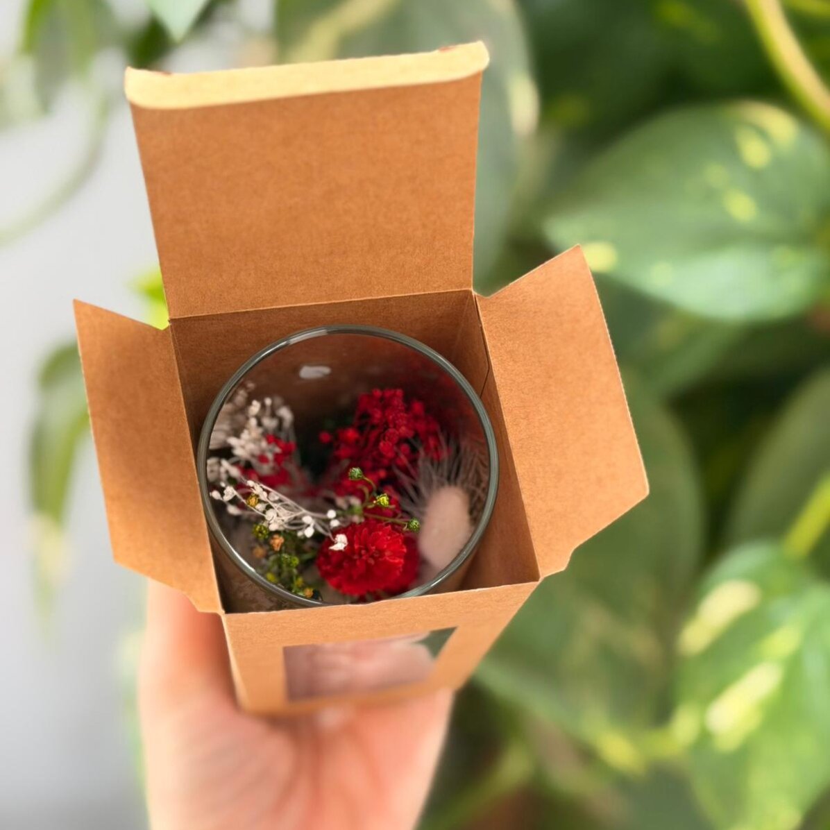 Martisor-Ornament aus Glas mit konservierten Blumen, individuell mit einer Botschaft versehen