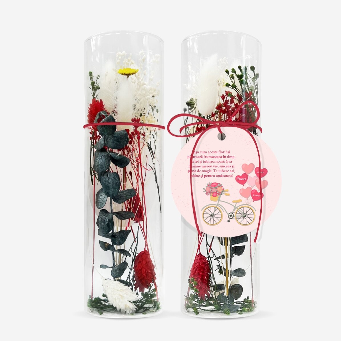 Glasornament mit konservierten Blumen, individuell mit dem Text „Liebe“ versehen
