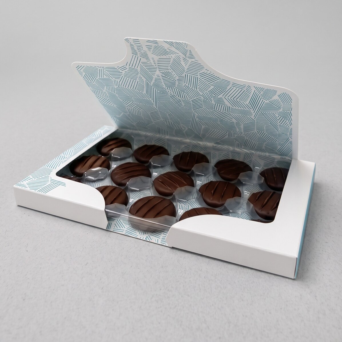 Pralinenschachtel mit Cremefüllung, individuell gestaltet mit Logo und Botschaft – Weihnachtsgeschic