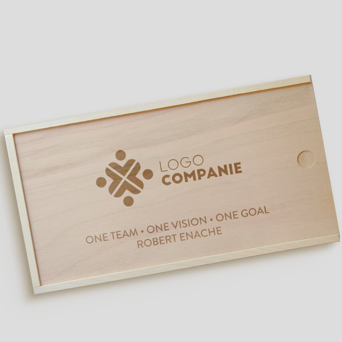 Personalisierte Geschenkbox aus Holz mit Logo und Text