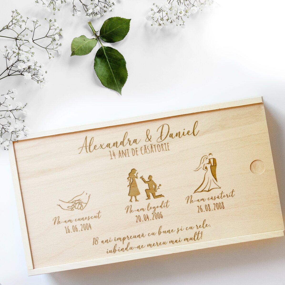Personalisierte Geschenkbox aus Holz mit den schönsten Momenten der Hochzeit