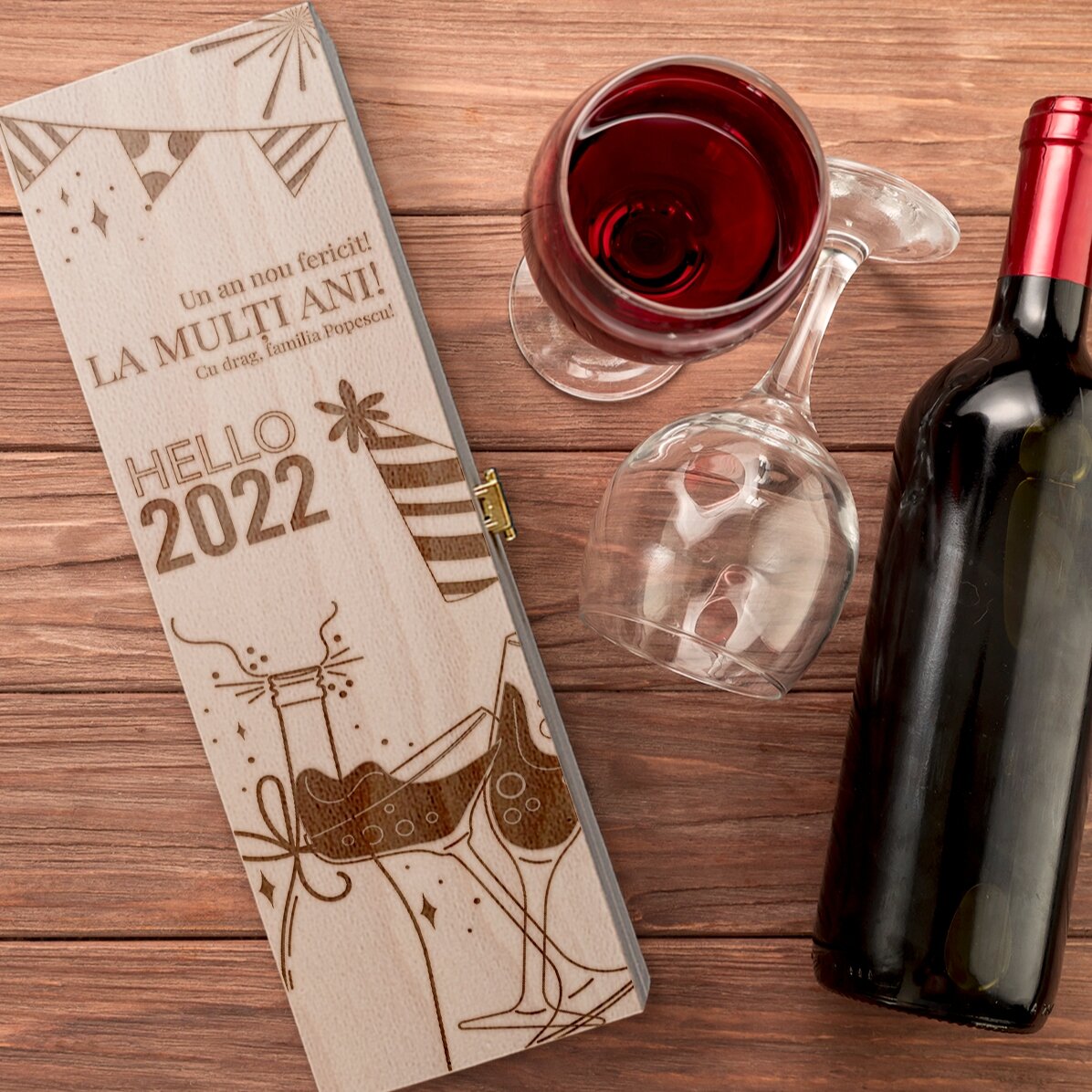 Personalisierte Weinkiste mit der Aufschrift „Herzlichen Glückwunsch zum Geburtstag!“