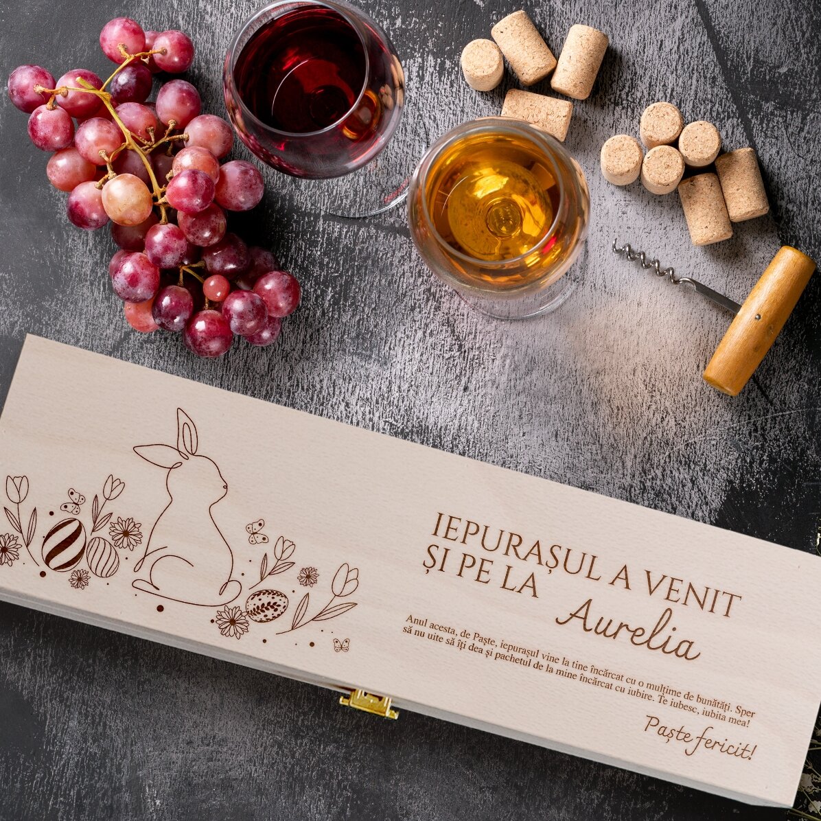 Personalisierte Weinkiste mit Ostergruß – Hase mit Blumen
