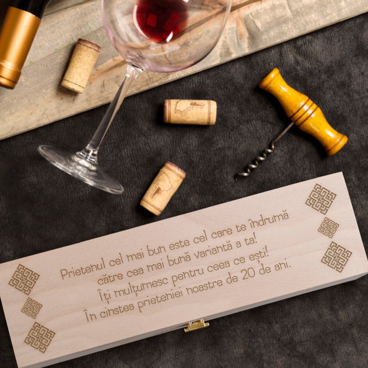 Personalisierte Weinkiste mit Text – Jubiläum der Freundschaft