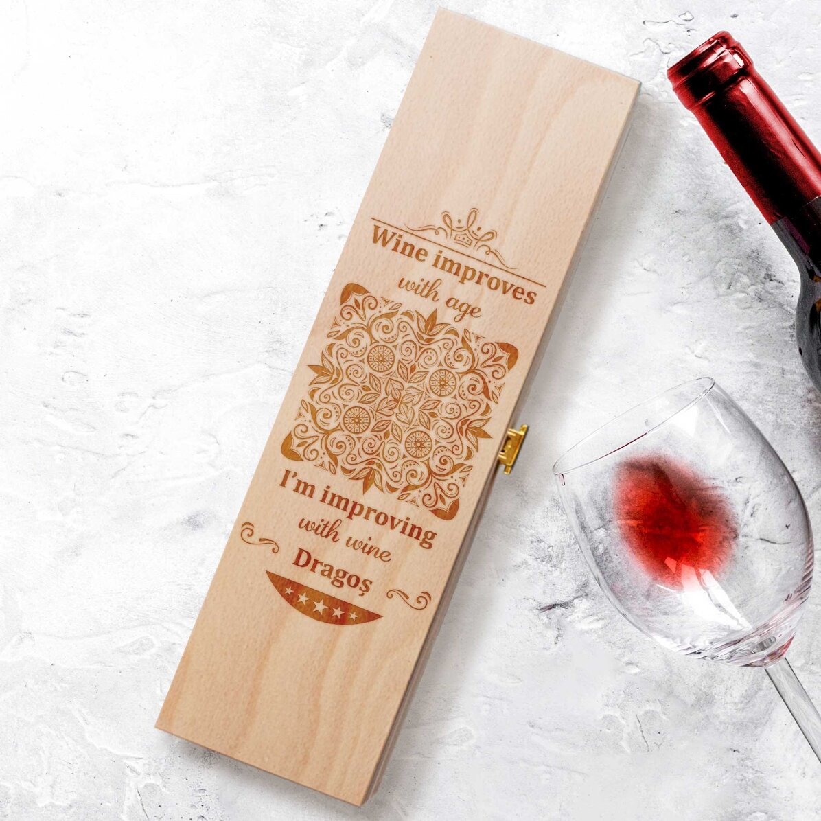 Personalisierte Weinkiste mit Text – „Improving with wine“