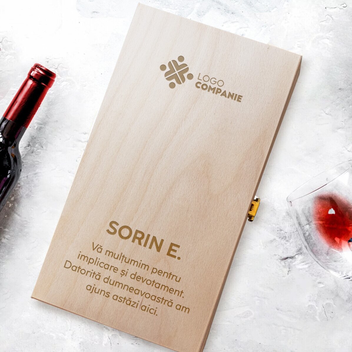 Personalisierte Weinkiste für zwei Flaschen Wein mit Logo und Botschaft