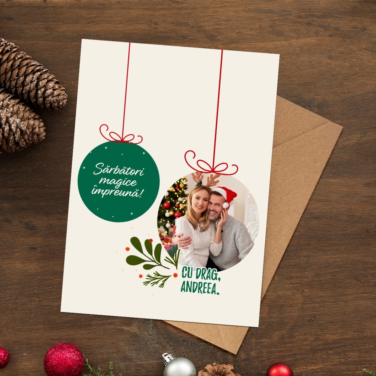 Personalisierte Magnetkarte mit einem Foto in Form einer Weihnachtskugel für Paare