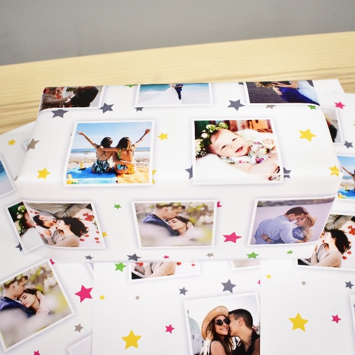 Individuell gestaltetes Geschenkpapier mit 13 Fotos und einem Hintergrund aus bunten Sternchen