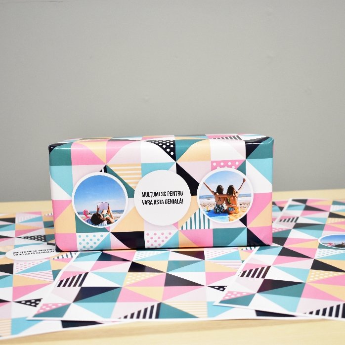 Individuell gestaltetes Geschenkpapier mit 2 Fotos und Text