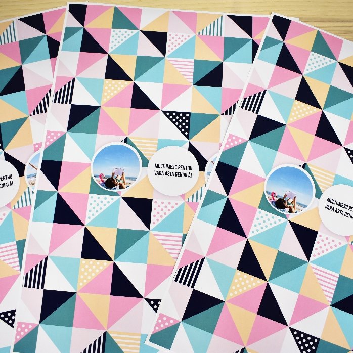 Individuell gestaltetes Geschenkpapier mit 2 Fotos und Text