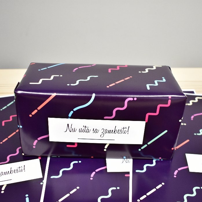 Individuell gestaltetes Geschenkpapier mit Text in einem Rahmen, dunkelvioletter Hintergrund