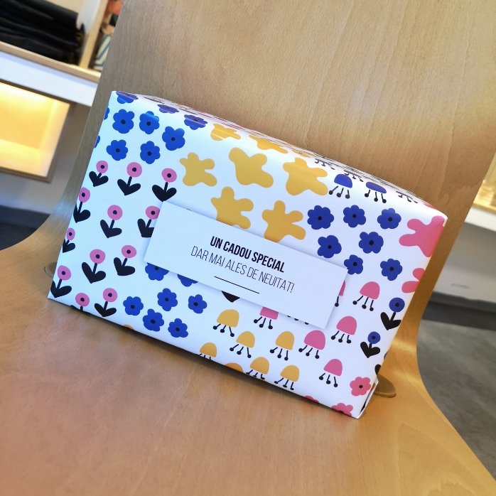 Individuell gestaltetes Geschenkpapier mit Text – Buntes Motiv